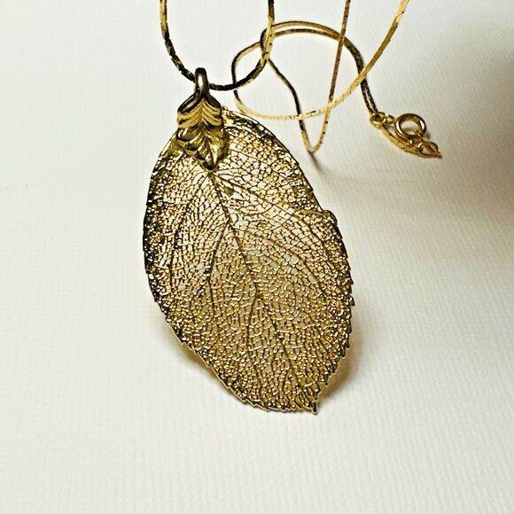 Vintage Gold Electroplated Real Leaf Pendant Necklace 24" Fine Fillagree Texture - Picture 13 of 14